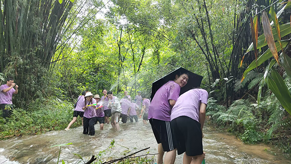 陳楷如：觀戰(zhàn)！“濕身”快樂！.jpg